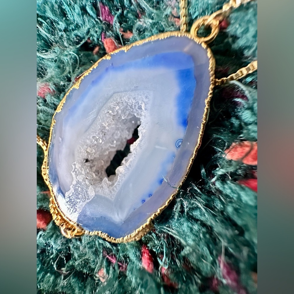 🎸🔥NWT🔥Blue Agate Geode Slider Necklace
